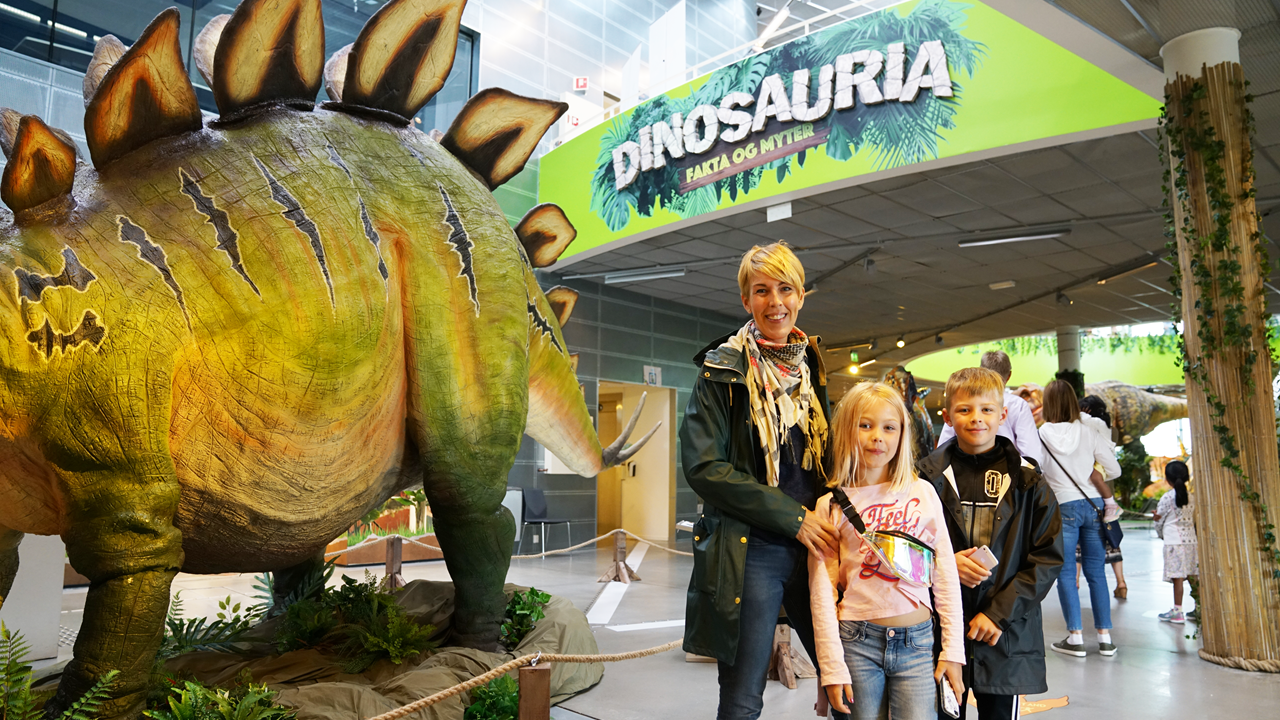 Familie besøker Dinosauria