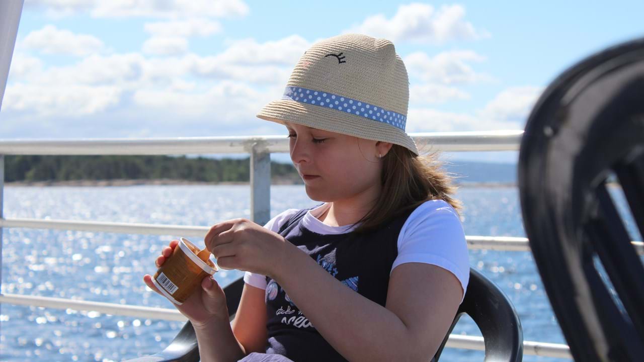 Jente som spiser is på skjærgårds-cruise