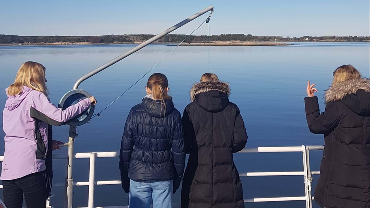 Elever tar vannprøver på Ny Vigra III
