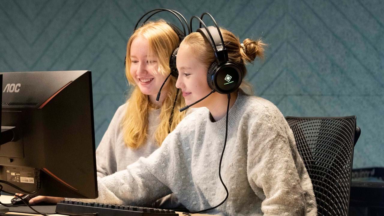 To jenter programmerer musikk