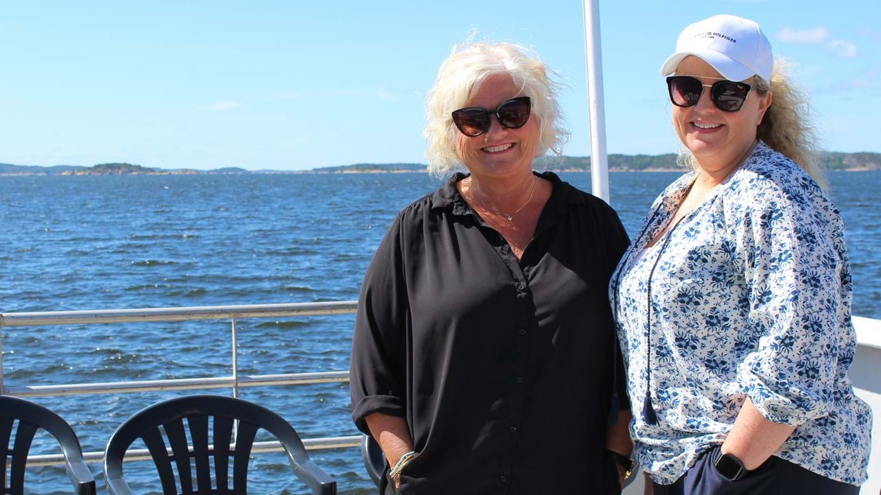 To damer på skjærgårdscruise med Ny Vigra III